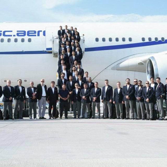 <p>Iranski nogometni savez i&nbsp;igrači iranske reprezentacije poziraju u zračnoj luci u Antalyji prije leta za Meksiko, gdje će se pripremati za Svjetsko prvenstvo 2026</p>