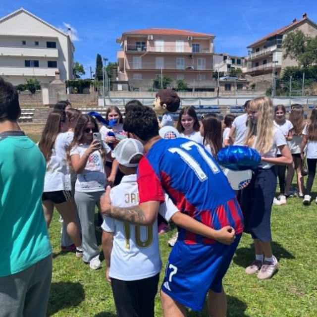<p>Druženje na igrali&scaron;tu</p>