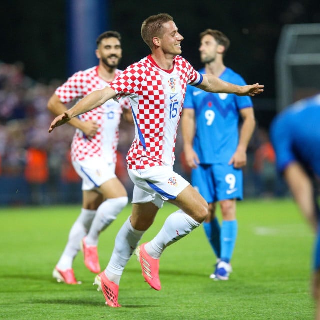 <p>Varazdin, 070626.<br>
Gradski stadion.<br>
Prijateljska nogometna utakmica uoci Svjetskog prvenstva, Hrvatska - Slovenija.<br>
Na fotografiji: gol za zavrsnih 2:1 postigao je Mario Pasalic.<br>