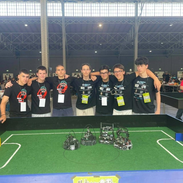 <p>Dubrovački robotičari među deset najboljih ekipa u kategoriji Soccer infrared</p>