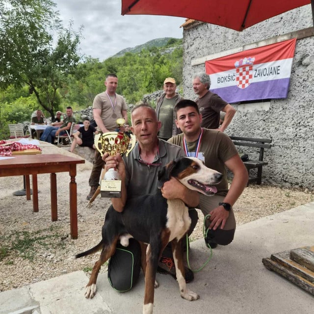 <p>Organizator Dragan Bok&scaron;ić Ra&scaron;o s&nbsp;pobjednikom,&nbsp;24-godi&scaron;njim Pavlom Katićem iz Knina</p>