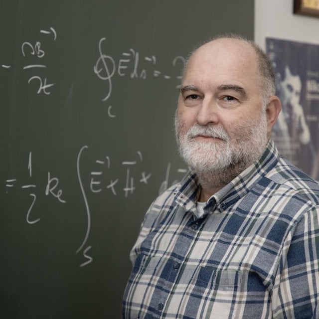<p>Prof. dr. sc. Dragan Poljak&nbsp;jedan je&nbsp;od najpoznatijih znanstvenika Sveučili&scaron;ta u Splitu, a nalazi se na listi 2 posto najutjecajnijih znanstvenika u svijetu za cjelokupnu znanstvenu karijeru u području &ldquo;Networking &amp; Telecommunications&rdquo;</p>