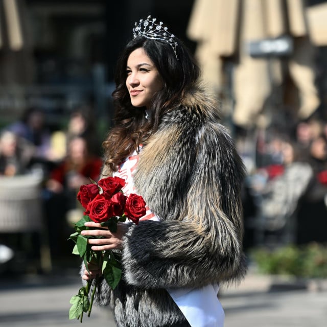 <p>Kraljica Hrvatske Lana Lourdes Rupić&nbsp;dijelila je crvene ruže ženama u čast Dana žena na zagrebačkom Cvjetnom trgu</p>