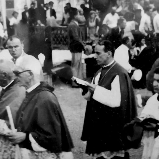 <p>Nadbiskup Stepinac stiže na misno slavlje u park Vorba u Starom Gradu</p>