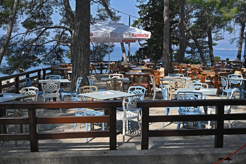 <p>Plaža Bene i tamo&scaron;nji ugostiteljski objekt</p>