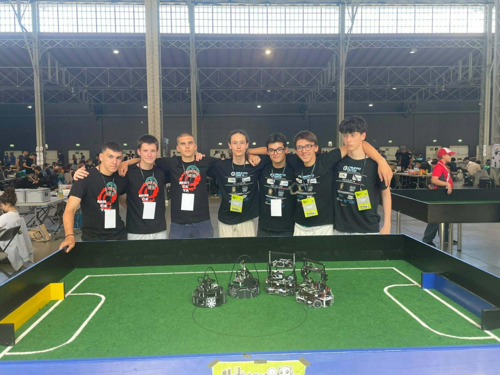 <p>Dubrovački robotičari među deset najboljih ekipa u kategoriji Soccer infrared</p>