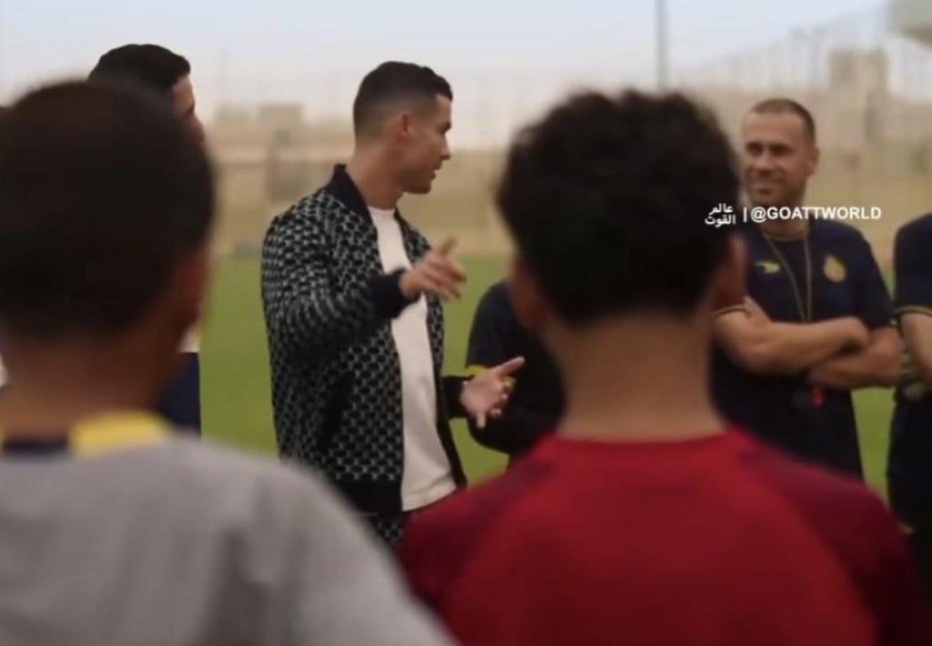 <p>Ronaldo drži motivacijski govor pred Eterovićevim mladićima</p>