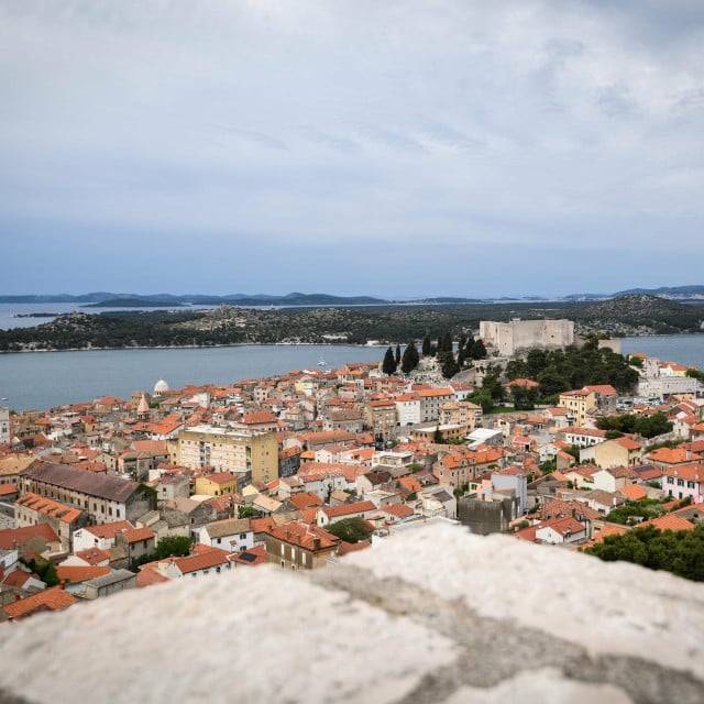 <p>Pogled s tvrđave Sveti Mihovil na grad i ostale utvrde</p>
