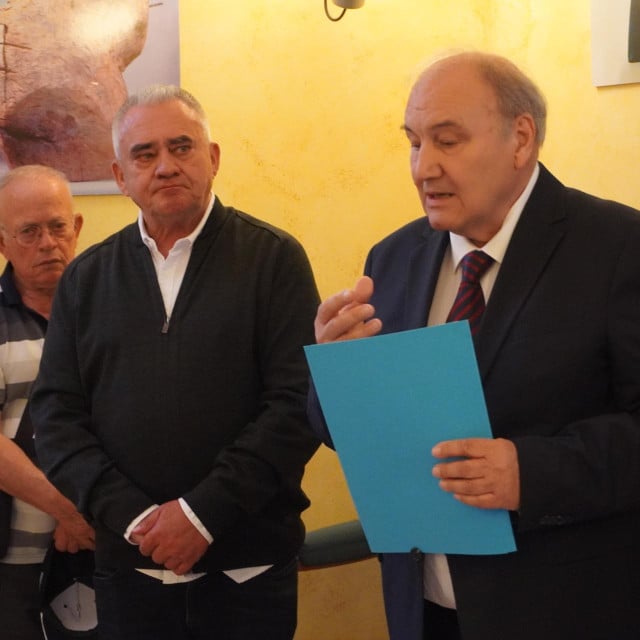 <p>Kuzma Kovačić s gostima na otvaranju svoje izložbe</p>