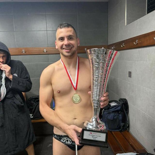 <p>Kristijan Čulina s pokalom pobjednika Malte&scaron;kog kupa 2026.</p>