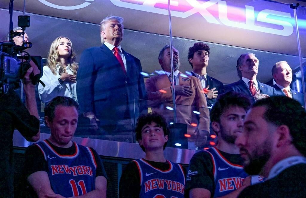 <p>Zbog dolaska Donalda Trumpa tisuće policajaca i pripadnika Tajne službe bile su raspoređene&nbsp;oko Madison Square Gardena, a ulice zatvorene za promet&nbsp;&nbsp;</p>