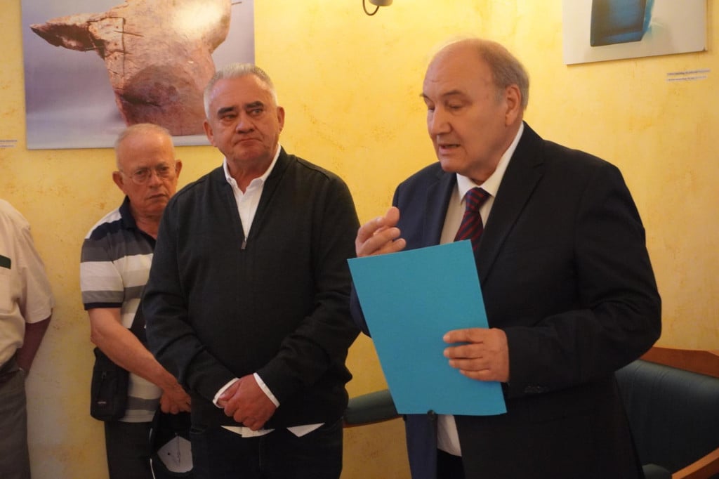 <p>Kuzma Kovačić s gostima na otvaranju svoje izložbe</p>