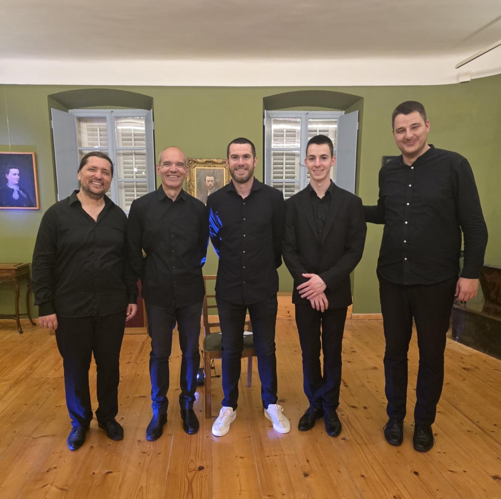 <p>U sklopu festivala &rdquo;Glazba i riječ&rdquo; održan emotivan koncert u sjećanje na Antu Skaramucu</p>