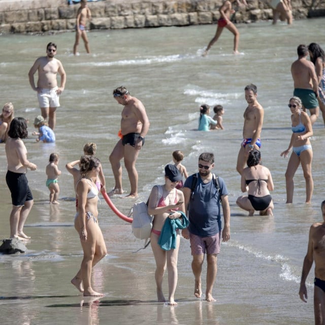 <p>More i sunce, kupanje i sunčanje čine život u Hrvatskoj lijepim, ali na dugovječnost, nažalost, utječu i drugi faktori. Prizor s Bačvica&nbsp;</p>