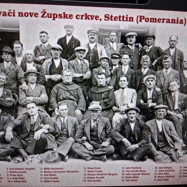 <p>Na fotografiji: Lovrećki galantari, tada&scaron;nji pečalbari koji su pro&scaron;partali Europu uzduž i poprijeko. Danas se njihove nove generacije vraćaju u Poljsku kako bi oživjele uspomene na svoje očeve, djedove i pradjedove.</p>