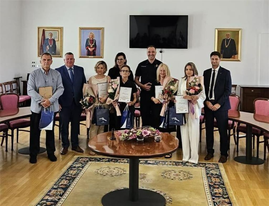 <p>Dubrovačka prometna policija i ove je godine nagradila najuzornije vozače u prometu</p>