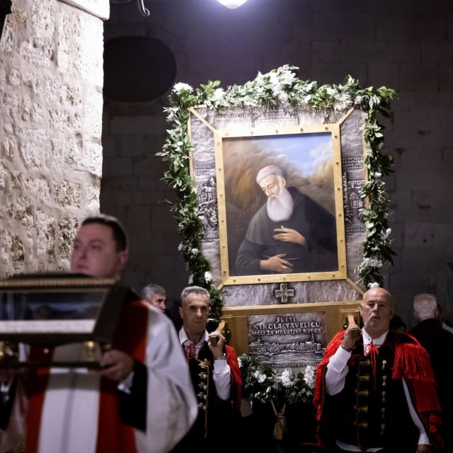 <p>Vjernici u procesiji po &Scaron;ibeniku nose sliku svetog Nikole Tavelića</p>