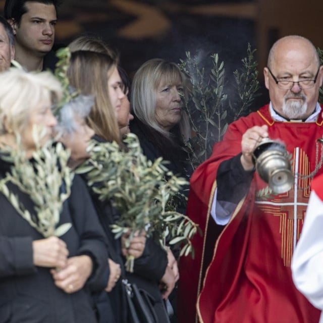 <p>Procesija oko crkve Sv Ivana Krstitelja na splitskom Trsteniku na blagdan Cvjetnice</p>