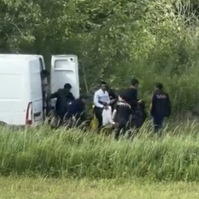 <p>Iskrcaj migranata iz kombija u&nbsp;zagrebačkom naselju Blato<br>
&nbsp;</p>