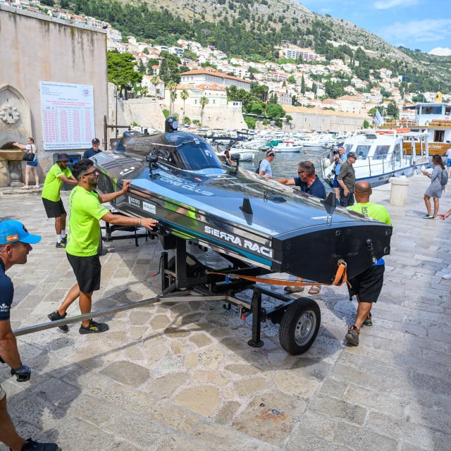 <p>Dubrovnik, 110626.<br>
Posljednje pripreme za E1 utrku u sklopu svjetskog prvenstva elektricnih glisera. Zbog velikih valova i juznog vjetra otkazani su danasnji treninzi za elektricne glisere. Umjesto morem u gradsku luku morali su biti transportirani gradskim ulicama.<br>