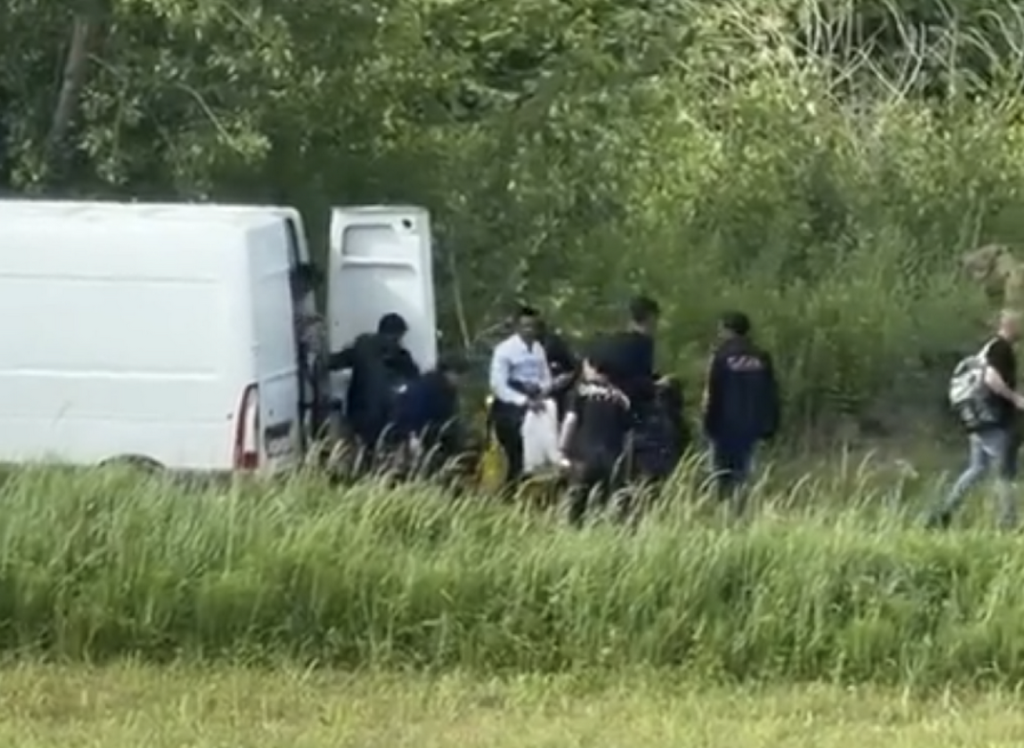 <p>Iskrcaj migranata iz kombija u&nbsp;zagrebačkom naselju Blato<br>
&nbsp;</p>