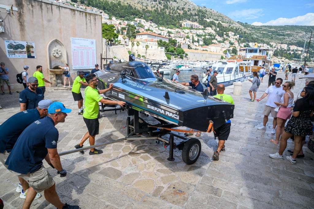 <p>Dubrovnik, 110626.<br>
Posljednje pripreme za E1 utrku u sklopu svjetskog prvenstva elektricnih glisera. Zbog velikih valova i juznog vjetra otkazani su danasnji treninzi za elektricne glisere. Umjesto morem u gradsku luku morali su biti transportirani gradskim ulicama.<br>