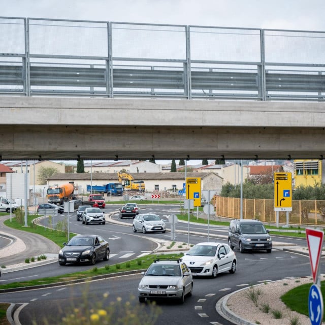 <p>Iako moderna vozila sadrže sve vi&scaron;e digitalnih sustava, trži&scaron;te rabljenih automobila već se desetljećima suočava s problemom manipulacije brojačima kilometara</p>