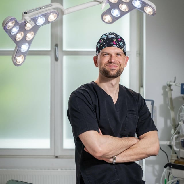 <p>Dr. Mislav Malić u&nbsp;Hrvatskoj je poznat kao pionir endoskopske kirurgije uha, a posljednjih godina intenzivno se bavi i estetskom kirurgijom lica</p>