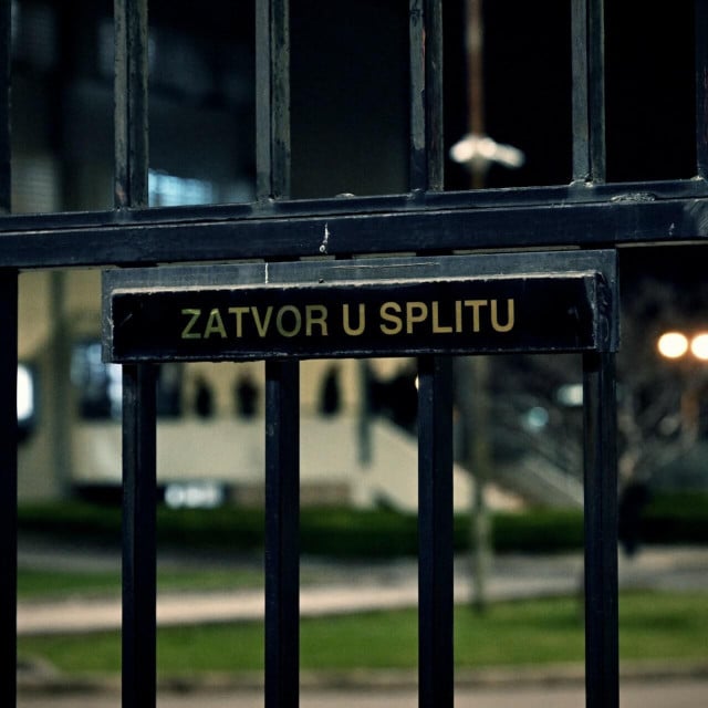 <p>Iza re&scaron;etaka splitskog zatvora na Bilicama nalazi se 51-godi&scaron;nji Bo&scaron;ko Stojanac zvani Boka iz Splita, dobro poznat splitskim policajcima zbog dilanja i raznih drugih kaznenih djela</p>