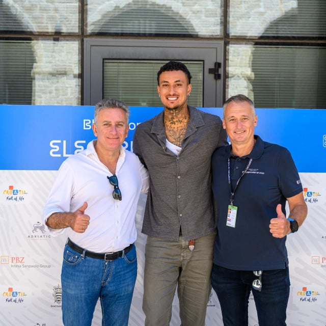 <p>Dubrovnik, 120626. U sklopu utrka E1 elektricnih glisera odrzan je i Blue economy summit u Lazaretima na kojim je prisustvovao i NBA kosarkas Kyle Kuzma koji je i vlasnik jednog od timova. Na fotografiji: Alejandro Agag, Kyle Kuzma i Alen Boskovic.
