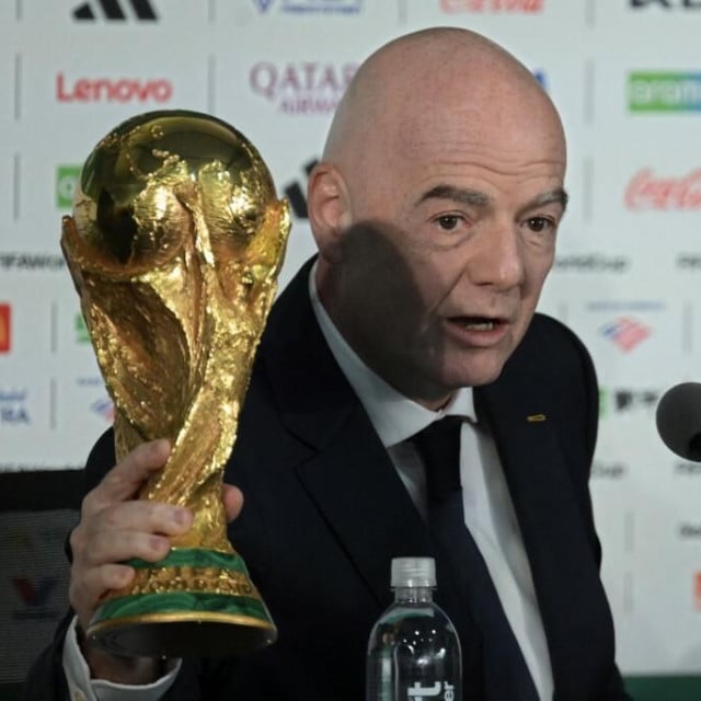 <p>Gianni Infantino s trofejem Svjetskog prvenstva</p>