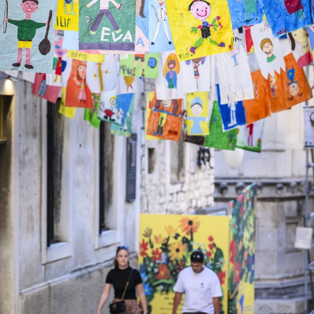 <p>&Scaron;ibenske ulice u centru ukra&scaron;ene su dječjim slikarskim radovima povodom 66. Međunarodnog dječjeg festivala koji se sutra svečano otvara na Ljetnoj pozornici</p>