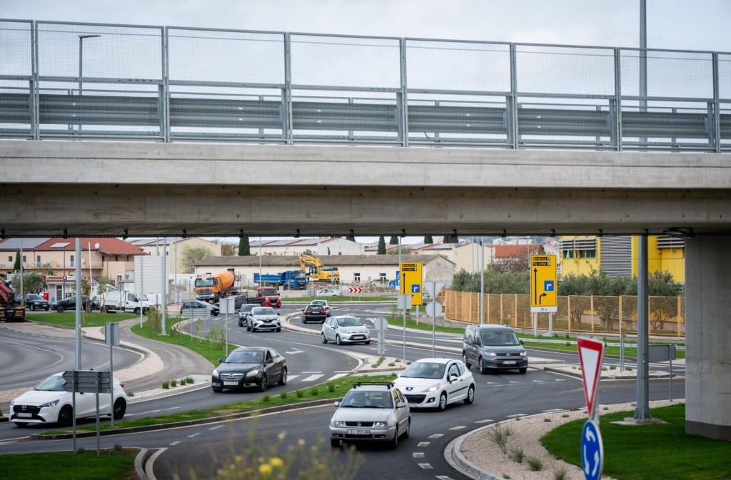 <p>Iako moderna vozila sadrže sve vi&scaron;e digitalnih sustava, trži&scaron;te rabljenih automobila već se desetljećima suočava s problemom manipulacije brojačima kilometara</p>