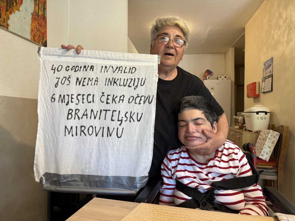 <p>Ljiljana Gabrić s kćerkom Željkom o kojoj se skrbi</p>