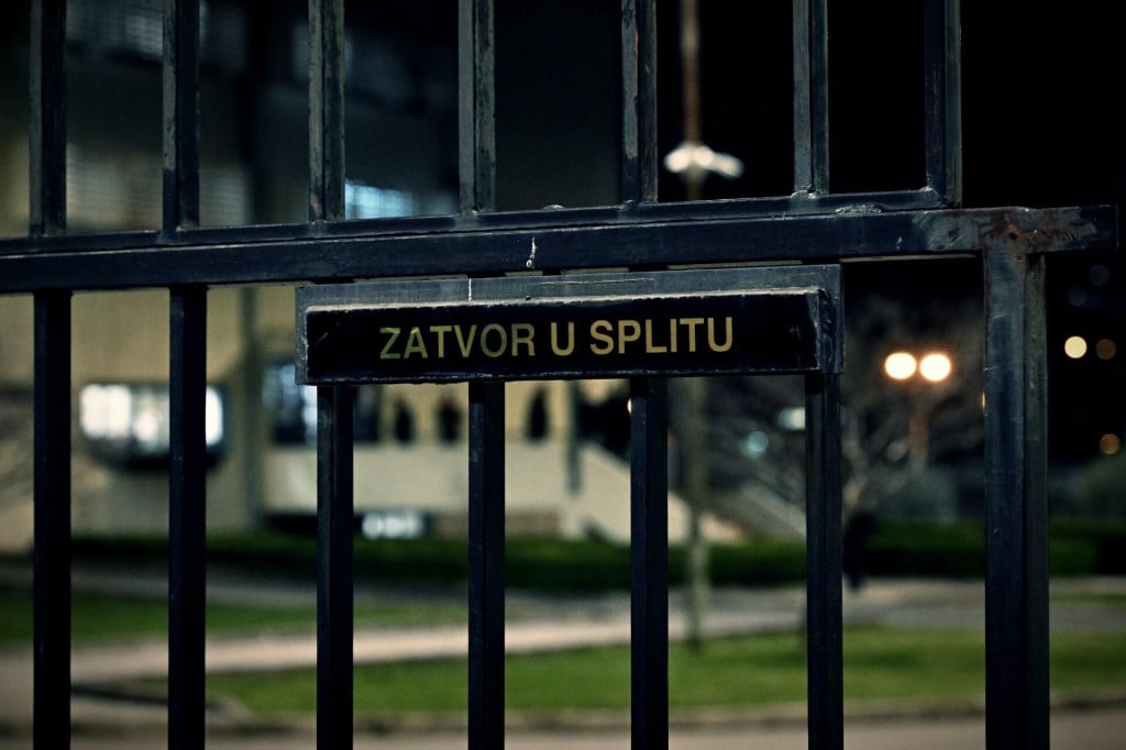 <p>Iza re&scaron;etaka splitskog zatvora na Bilicama nalazi se 51-godi&scaron;nji Bo&scaron;ko Stojanac zvani Boka iz Splita, dobro poznat splitskim policajcima zbog dilanja i raznih drugih kaznenih djela</p>