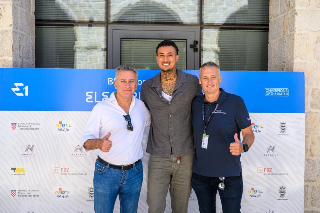 <p>Dubrovnik, 120626. U sklopu utrka E1 elektricnih glisera odrzan je i Blue economy summit u Lazaretima na kojim je prisustvovao i NBA kosarkas Kyle Kuzma koji je i vlasnik jednog od timova. Na fotografiji: Alejandro Agag, Kyle Kuzma i Alen Boskovic.
