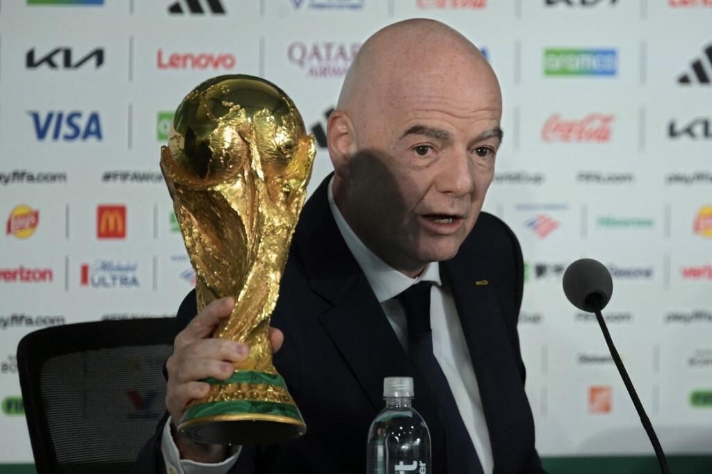 <p>Gianni Infantino s trofejem Svjetskog prvenstva</p>
