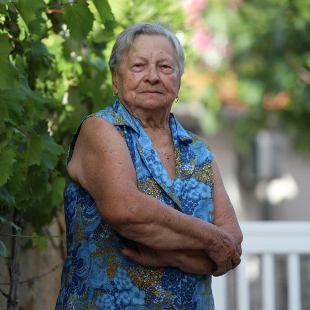 <p>Gospođa Antonija Navračić najstarija je virska vikenda&scaron;ica i jedna od najstarijih osoba na otoku Viru. Zemlji&scaron;te je kupila odmah nakon &scaron;to je u promet pu&scaron;ten Virski most 1976. Ljeti živi sama u obiteljskoj kući.</p>