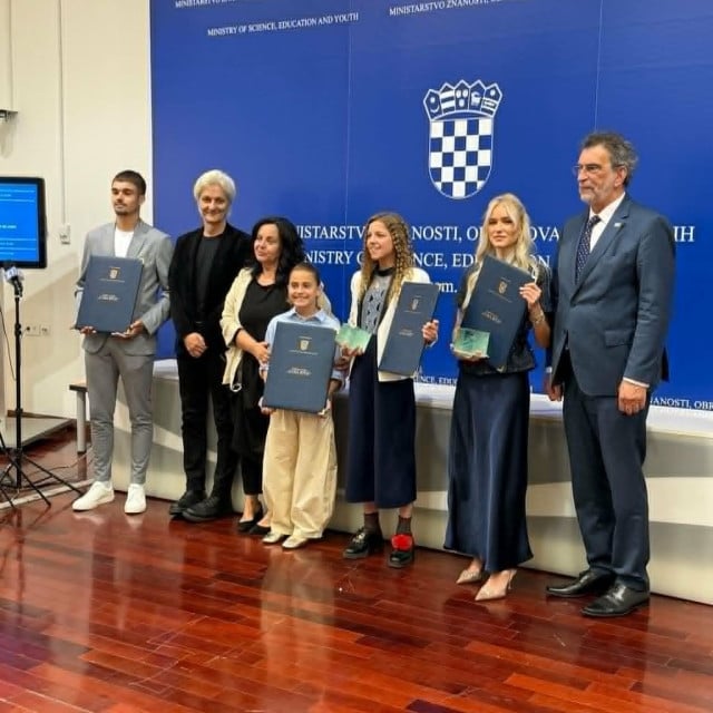 <p>Učenica Lucija Burić na dojeli nagrade u Ministarstvu znanosti, obrazovanja i mladih u Zagrebu</p>