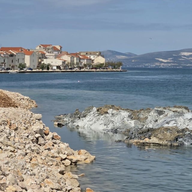 <p>Brdo plavog azbesta u Vranjicu prije prekrivanja geotekstilom</p>