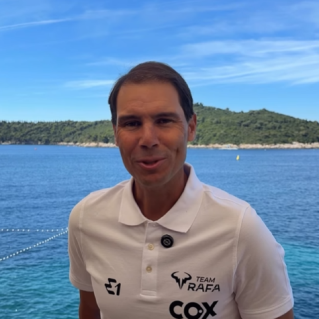 <p>Rafael Nadal s Lokrumom u pozadini</p>