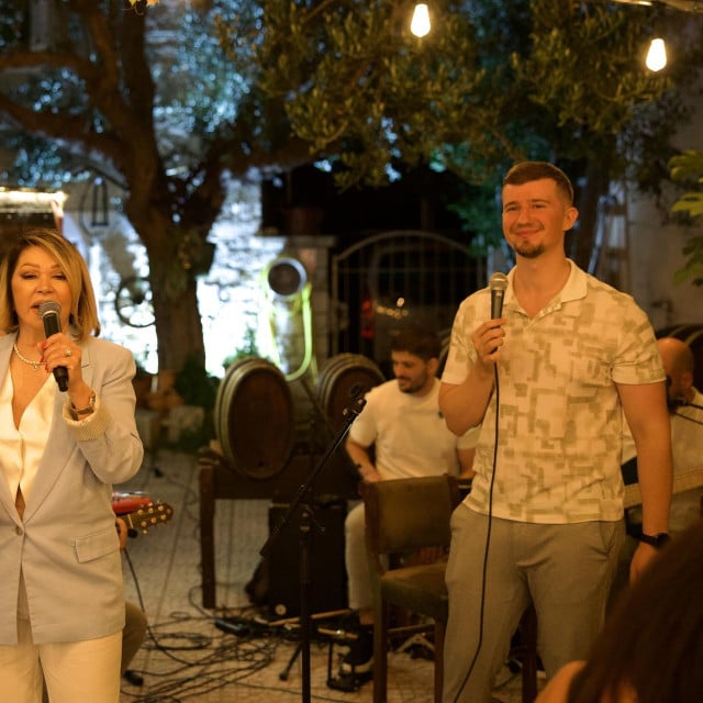 <p>Neda Ukraden pjeva s grupom Boss</p>