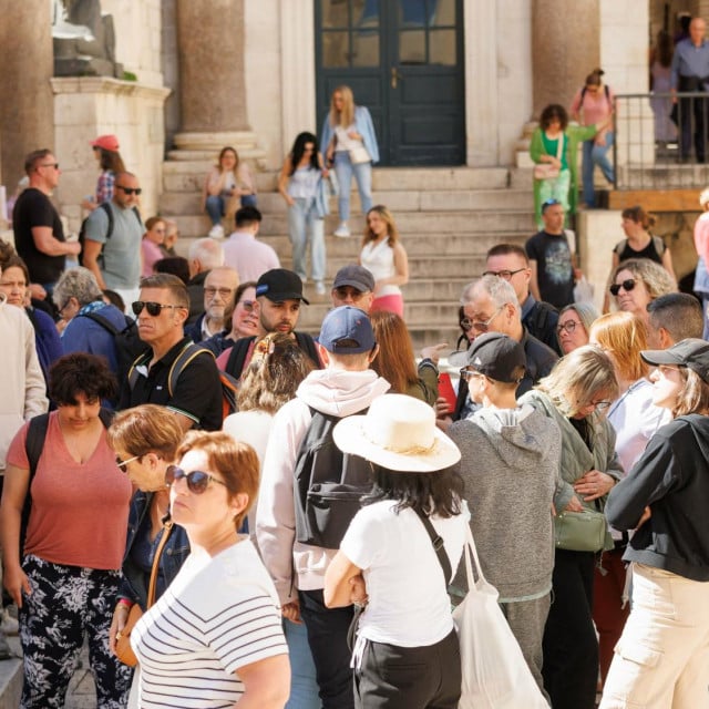 <p>Slovensko veleposlanstvo u Zagrebu primijetilo je povećan interes Slovenaca za informacije o putovanjima u Hrvatsku, stoga su im odlučili izdati preporuke.Turisti u Splitu&nbsp;</p>