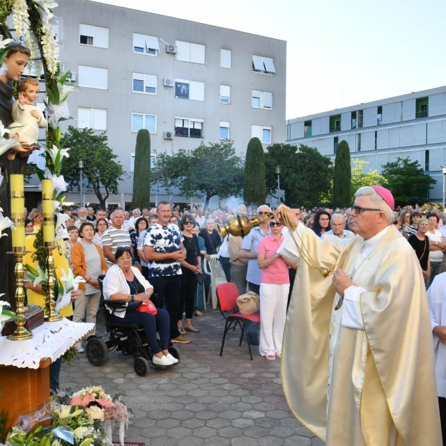 <p>Misa u čast svetog Ante ispred&nbsp;crkve Sv. Antuna Padovanskog na zadarskom Smiljevcu</p>