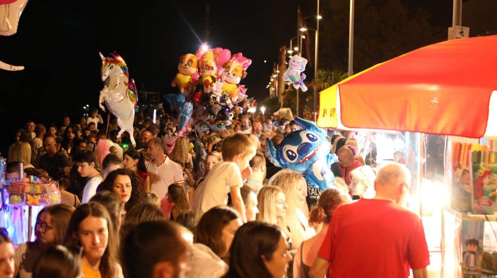 <p>Sibenik, 140625.<br>
Ovako je to bilo lani na rivi kada je uz vatromet i nastup klape Rispet otvoren 65. Medjunarodnog djecjeg festivala i počela &Scaron;ibenska noć&nbsp;<br>
