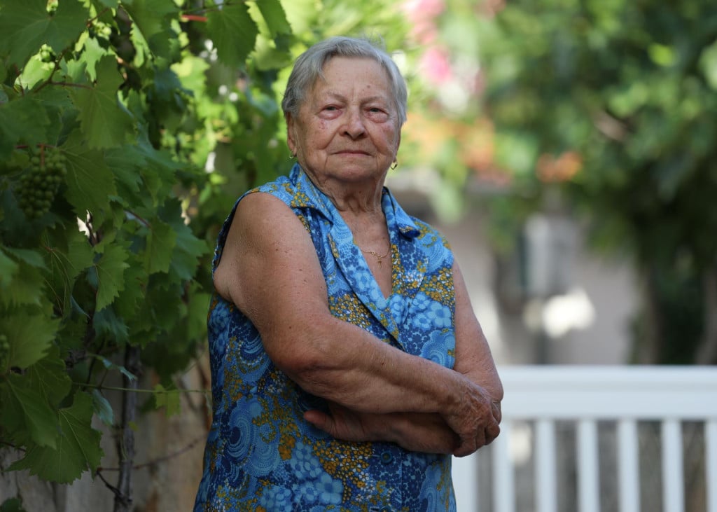 <p>Gospođa Antonija Navračić najstarija je virska vikenda&scaron;ica i jedna od najstarijih osoba na otoku Viru. Zemlji&scaron;te je kupila odmah nakon &scaron;to je u promet pu&scaron;ten Virski most 1976. Ljeti živi sama u obiteljskoj kući.</p>