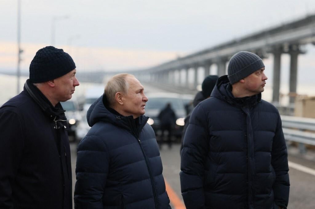 <p>&nbsp;</p>

<p>Putin na Kerčkom mostu: danas prilično rizična misija</p>