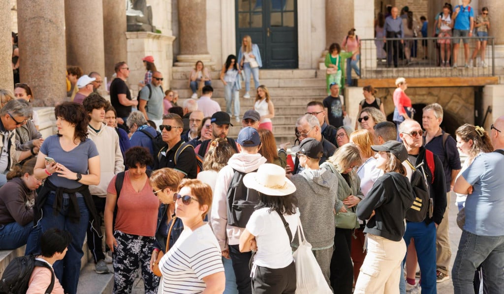 <p>Slovensko veleposlanstvo u Zagrebu primijetilo je povećan interes Slovenaca za informacije o putovanjima u Hrvatsku, stoga su im odlučili izdati preporuke.Turisti u Splitu&nbsp;</p>