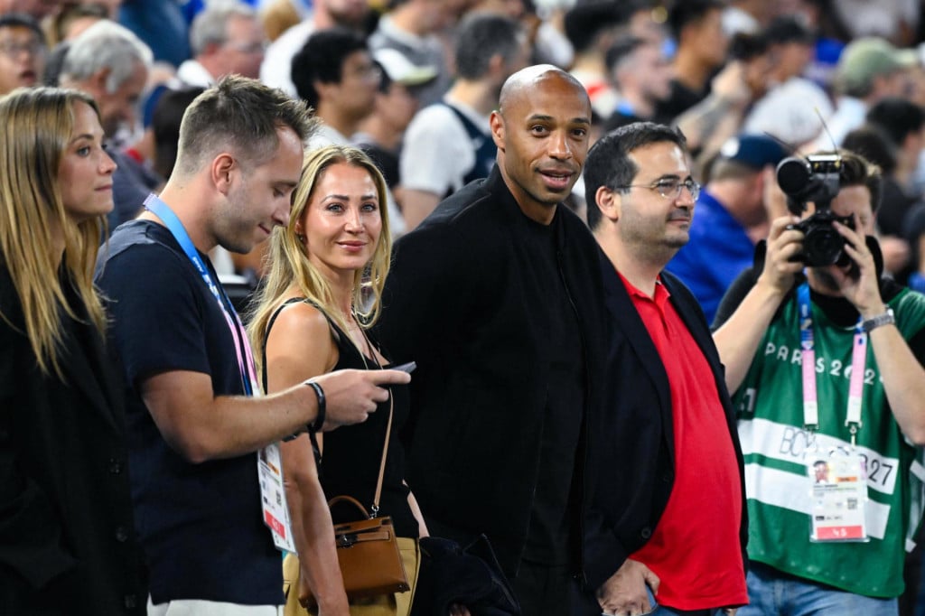 <p>Thierry Henry i Andrea Rajačić, ko&scaron;arka, utakmica za zlatnu medalju u mu&scaron;koj konkurenciji između Francuske i Sjedinjenih Američkih Država tijekom Olimpijskih igara Pariz 2024., 10. kolovoza 2024. u Bercy Areni u Parizu,&nbsp;</p>