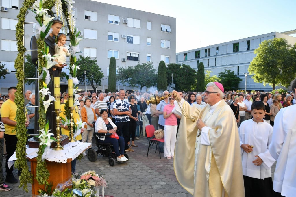 <p>Misa u čast svetog Ante ispred&nbsp;crkve Sv. Antuna Padovanskog na zadarskom Smiljevcu</p>